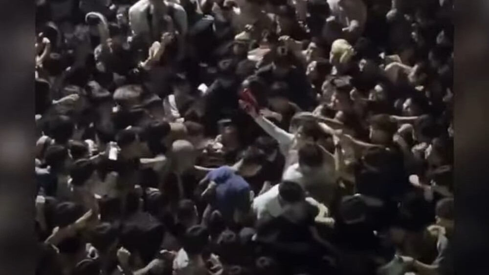 信義區豪撒10萬鈔湧人潮瘋搶　網紅獲緩起訴