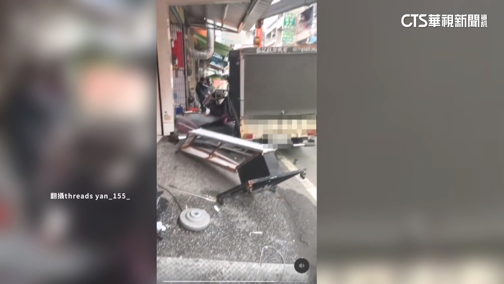 小貨車駕駛疑疲駕精神不濟　擦撞攤位.1員工受傷