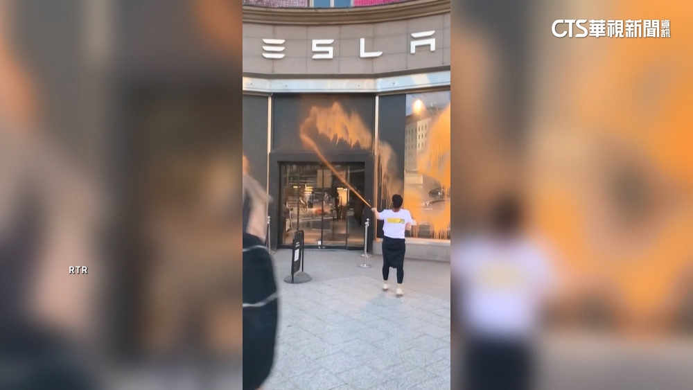 不滿馬斯克反民主！　瑞典特斯拉展場遭環團潑漆