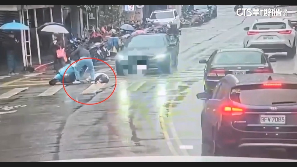 天雨路滑北市騎士自摔　遭後車撞擊腦肺出血送醫