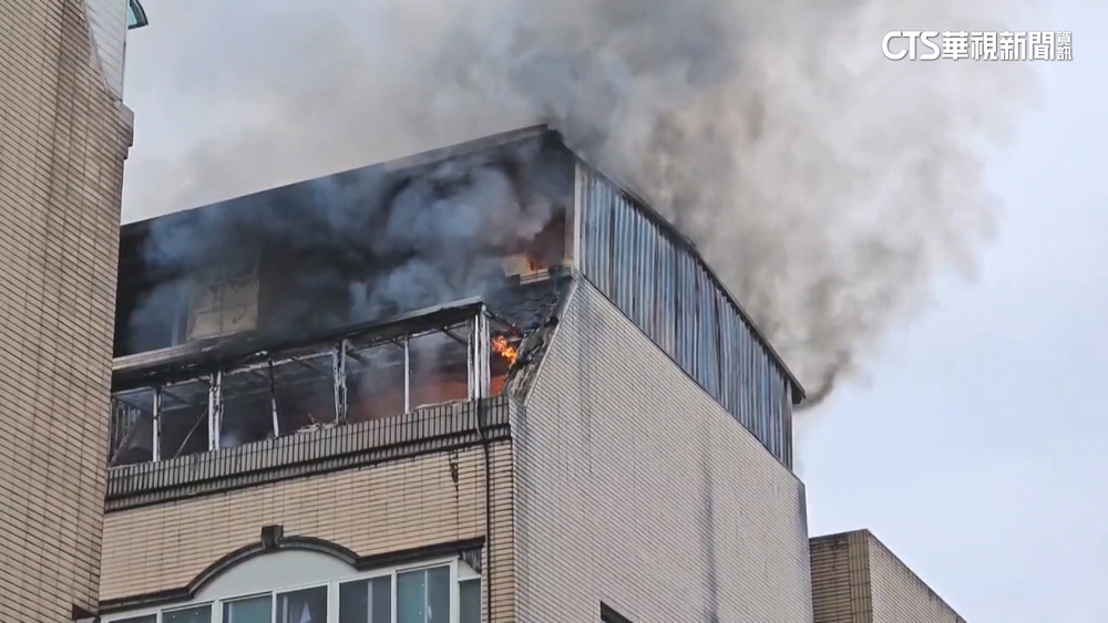 見頂樓冒黑煙急報警！　消防出動滅火.助5住戶脫困