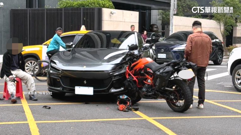 重機撞逾2千萬超跑　「騎士呆坐」網：懷疑人生