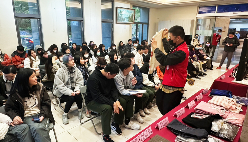 現場競標氣氛熱絡。圖／法務部執行署士林分署提供