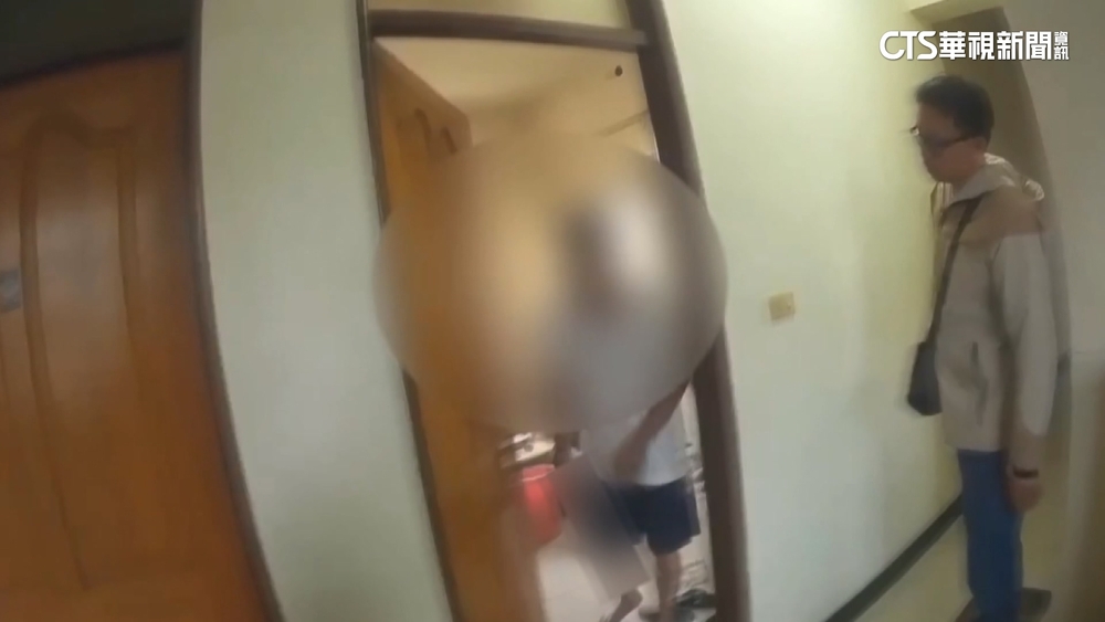 高雄警查訪毒品人口　男子一開門猛揮西瓜刀襲警