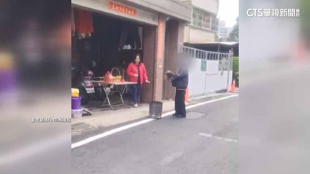 詭男敲鑼緊跟神轎隊伍　疑向民眾討紅包被喝止