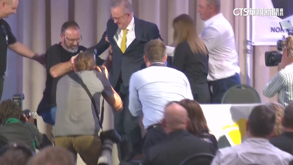 澳總理出席競選活動　舞台上慘摔一跤