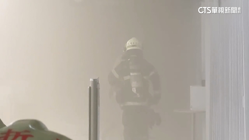 鳳山賣場清晨竄濃煙　消防出動.賣場消防設備滅火成功