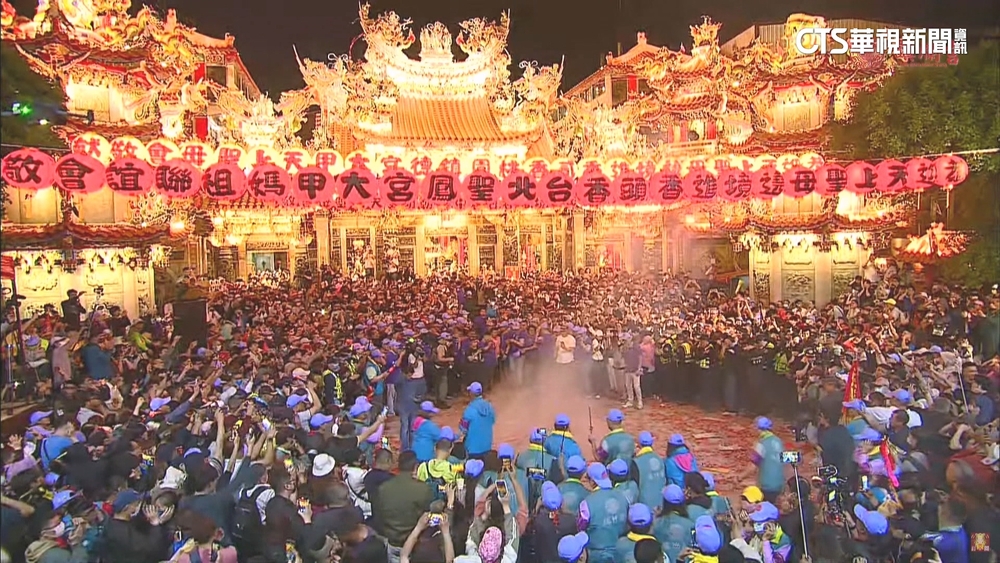 大甲媽9天8夜遶境起駕　萬名信眾擠爆鎮瀾宮