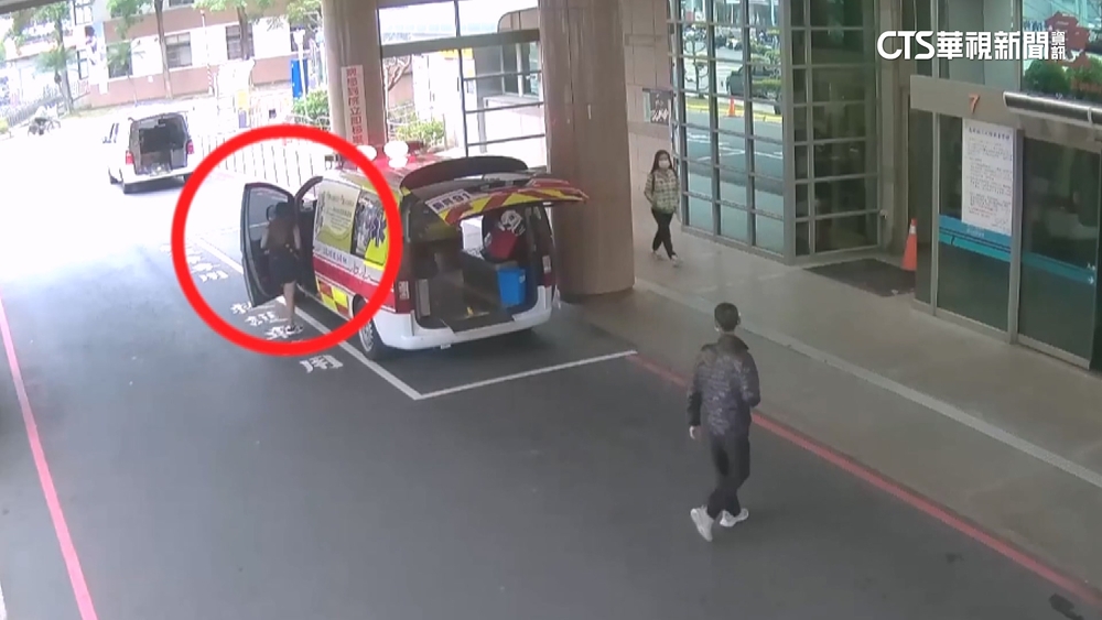 誇張！　高雄救護車送病患到醫院　女摸上車「偷開走」
