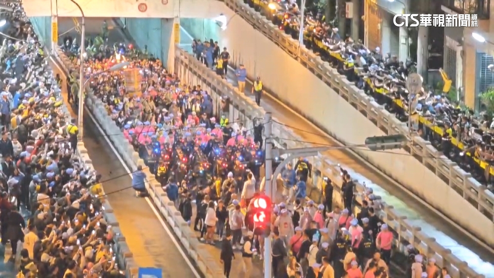 大甲媽今凌晨1時抵民生地下道　平靜通過「1級戰區」