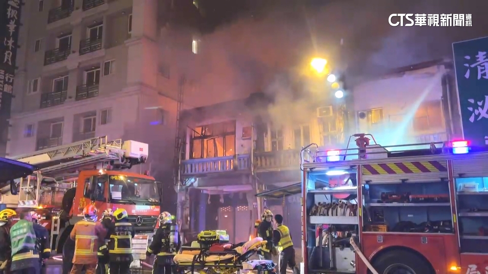 台灣大道深夜祝融！　連棟3民宅陷火海　警消灌救