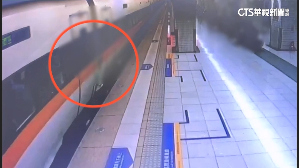 趕不上火車！　男竟掛列車外硬撐5站　體力不支落軌