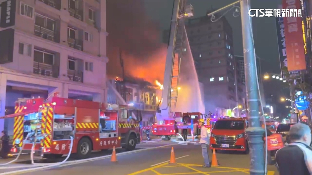台中連棟木造民宅延燒整排　住戶驚嚇急逃生