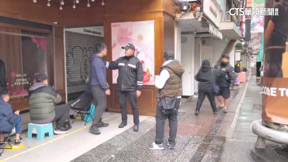 西門町街頭又傳爭執！　知名公仔店外疑插隊爆口角