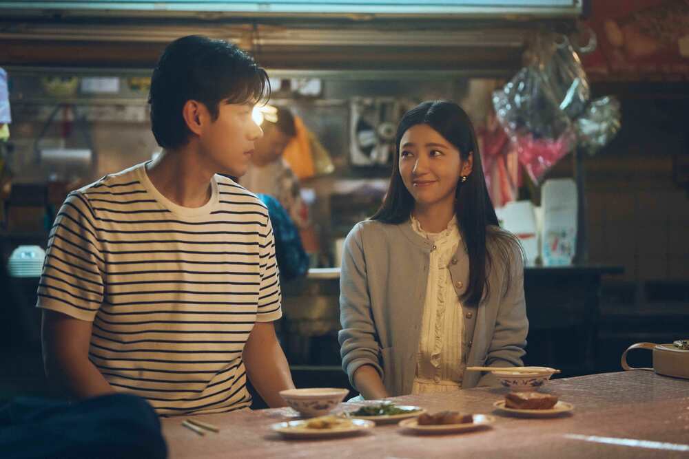 《成功路上》建中(李程彬飾演)與小芬(郭雪芙飾演)小吃攤聊天