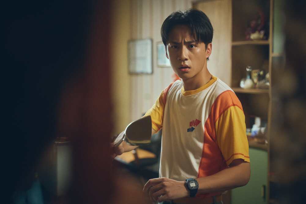 《成功路上》少年劉建中(吳翰林飾演)防備外來者