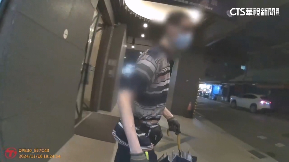撐傘擋ATM！　男「點打火機」襲警　壓制遭搜出3利器
