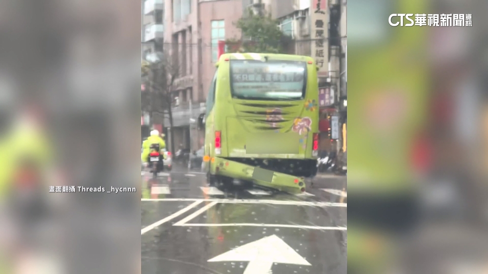客運車尾掉下巴！　憂脫落遭波及　機車騎士急閃避