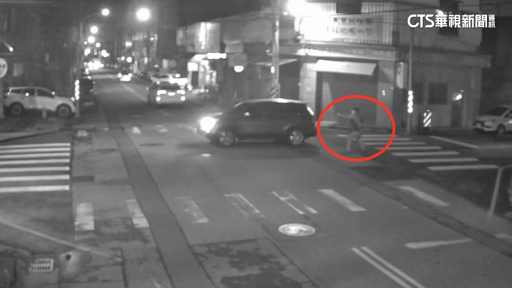 車禍拒繞道！駕駛「辱罵還衝撞」　警破窗拔槍制止