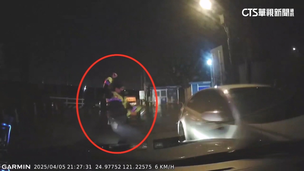 中壢鬧區「玩命關頭」　無照毒犯拒檢衝撞警轟12槍