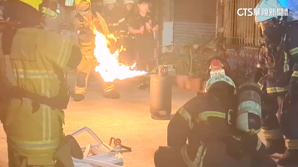 高雄民宅瓦斯桶深夜冒火　消防冒險拖出未釀傷亡