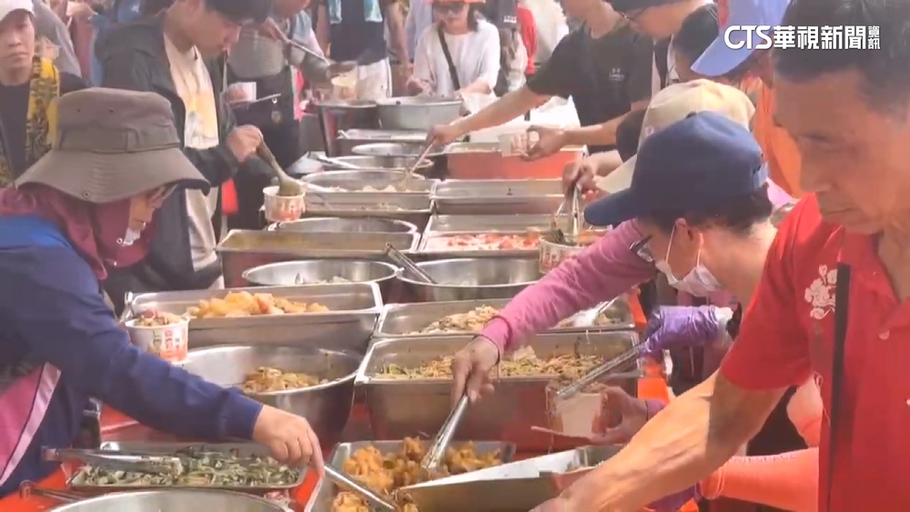 大甲媽回鑾數萬人隨行　點心站出動「滾筒」幫炒麵