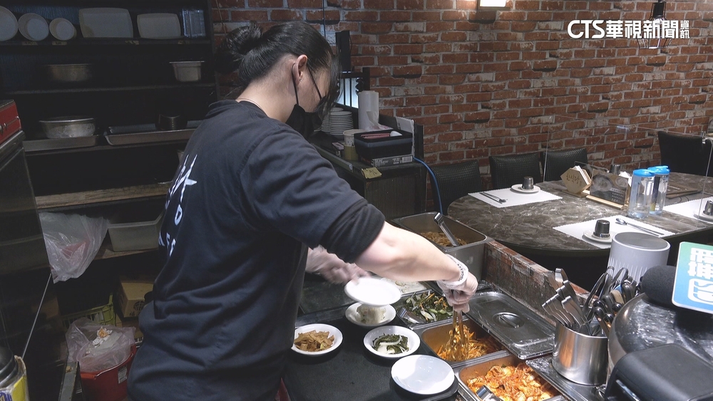 韓劇帶風潮！　韓食菜色多元　員工忙如「八爪章魚」
