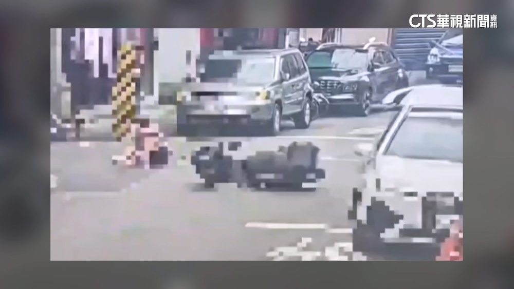 疑誤踩油門！　轎車一路狂撞「衝上車頂」1人傷