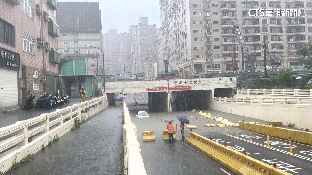 雨彈狂炸桃園！　積水淹半個輪胎駕駛憂拋錨