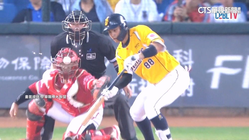 這不是動畫！　擦棒球「直擊」捕手面罩　竟噴出火花
