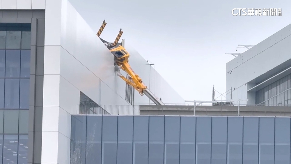 台積電寶山廠擴建　頂樓吊車90度翻卡隔壁樓幸無人傷