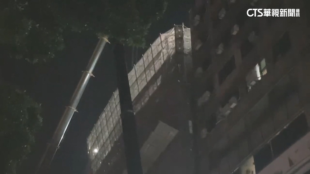 台中市鬧區飯店牆面塌　夜間急調吊車加固