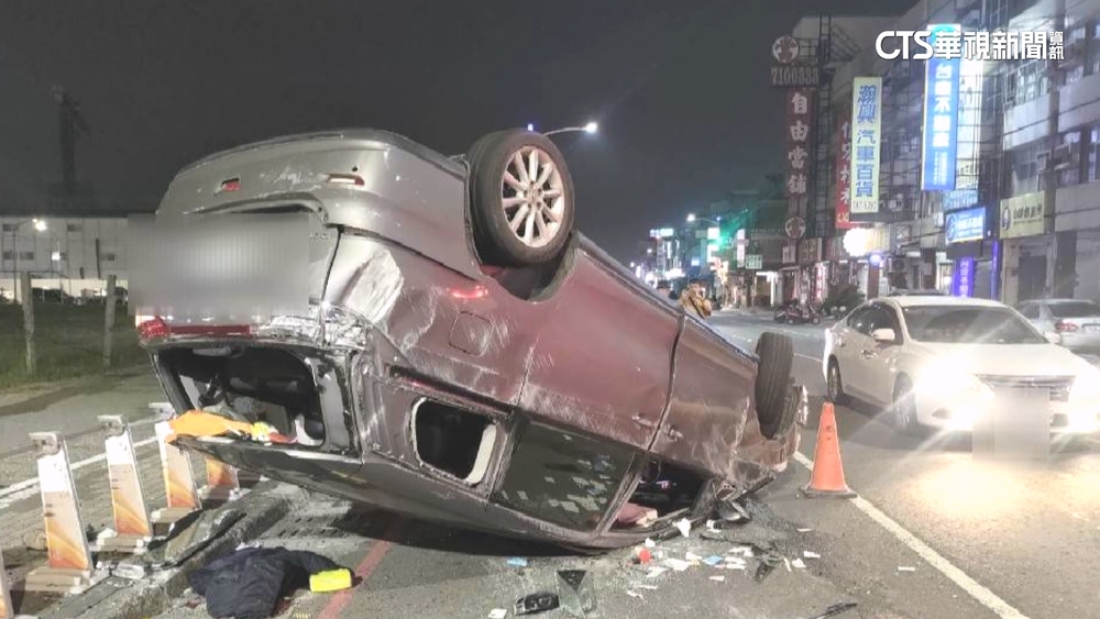 疑路邊起步未禮讓！高雄鳳山車禍擦撞翻覆 駕駛受傷