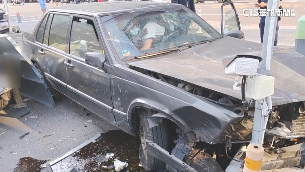 9旬翁開車誤踩油門　闖紅燈暴衝釀3人傷