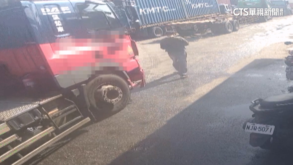 基隆港貨車司機疑低頭走路　慘遭聯結車輾斃