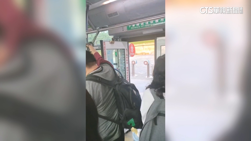 校車載滿人後門竟未關　學生險飛出控「客訴沒用」