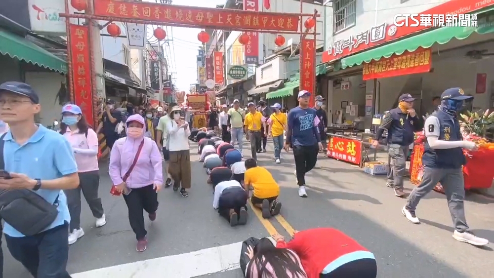 大甲媽到員林　鑽轎底人群占據整條街　排1km等1小時