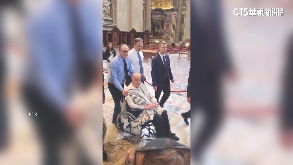 教宗便衣驚喜現身梵蒂岡教堂　信徒感動落淚