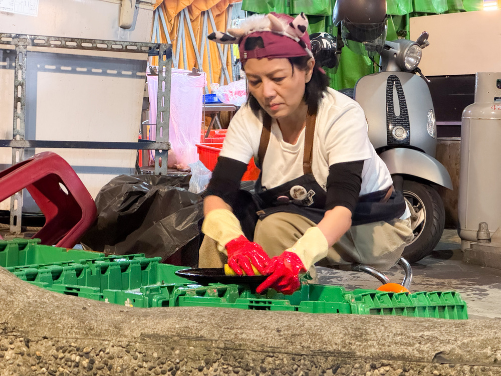 《我們這一攤2》最美公關苗可麗慘變洗碗工 粉絲心疼:「我幫你洗」