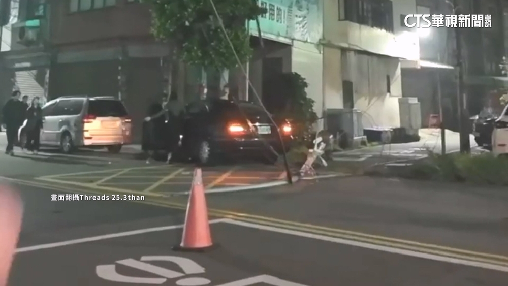砰！　凌晨轎車撞斷電線桿　駕駛及乘客趁亂落跑