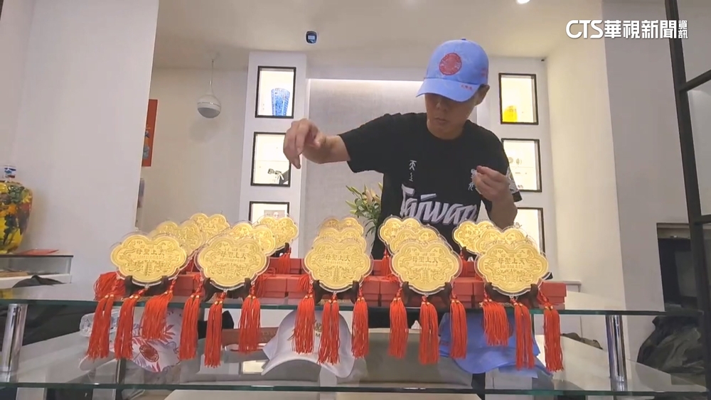 感謝大甲媽保祐　彰化眼鏡業者集資打造15面金牌