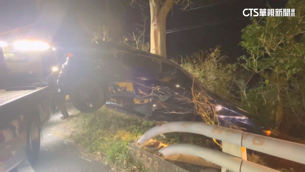 南迴公路盲彎超車！　轎車撞護欄慘摔山谷駕駛無大礙