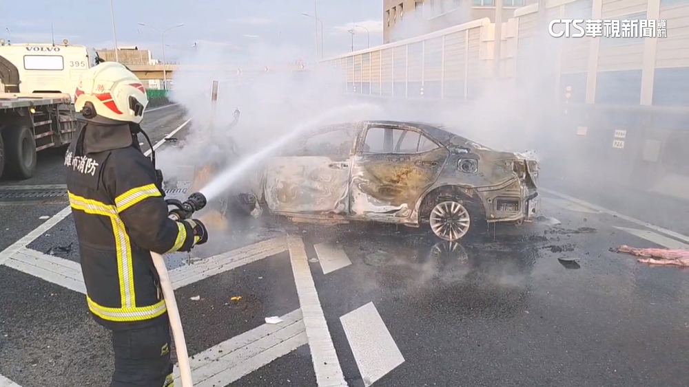 國1小客車火燒車！　1受困傷重不治.身分待查