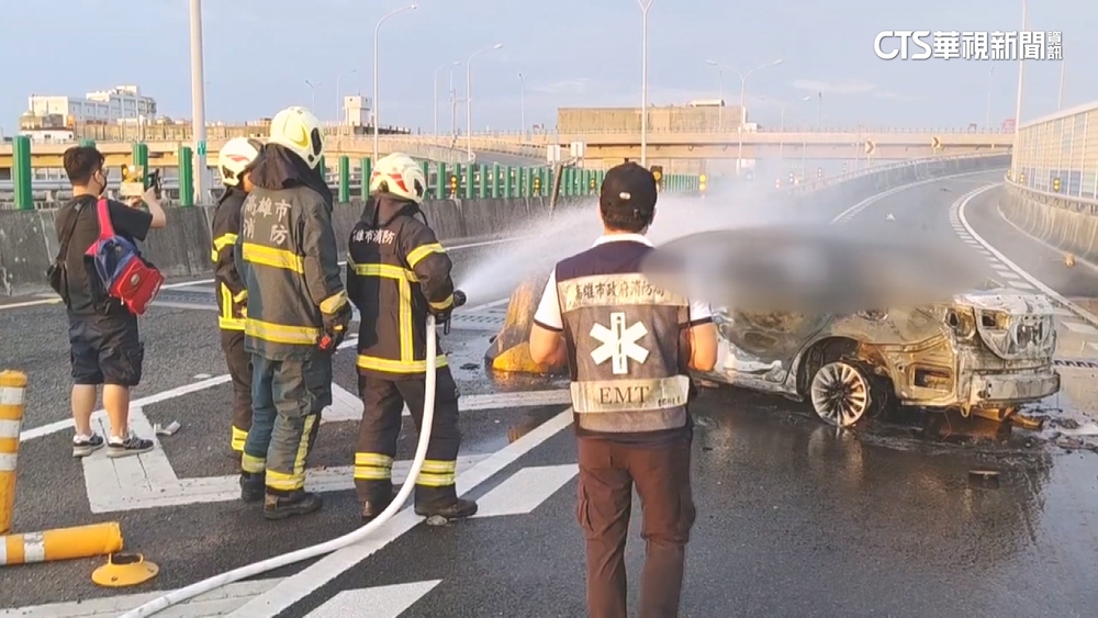 國1高雄前鎮段匝道火燒車　駕駛自撞受困成焦屍