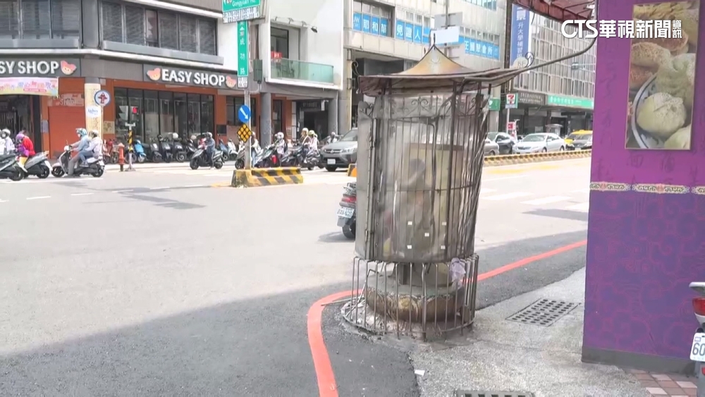 砰！疑閃救護車撞神像基座　公車窗破1乘客傷