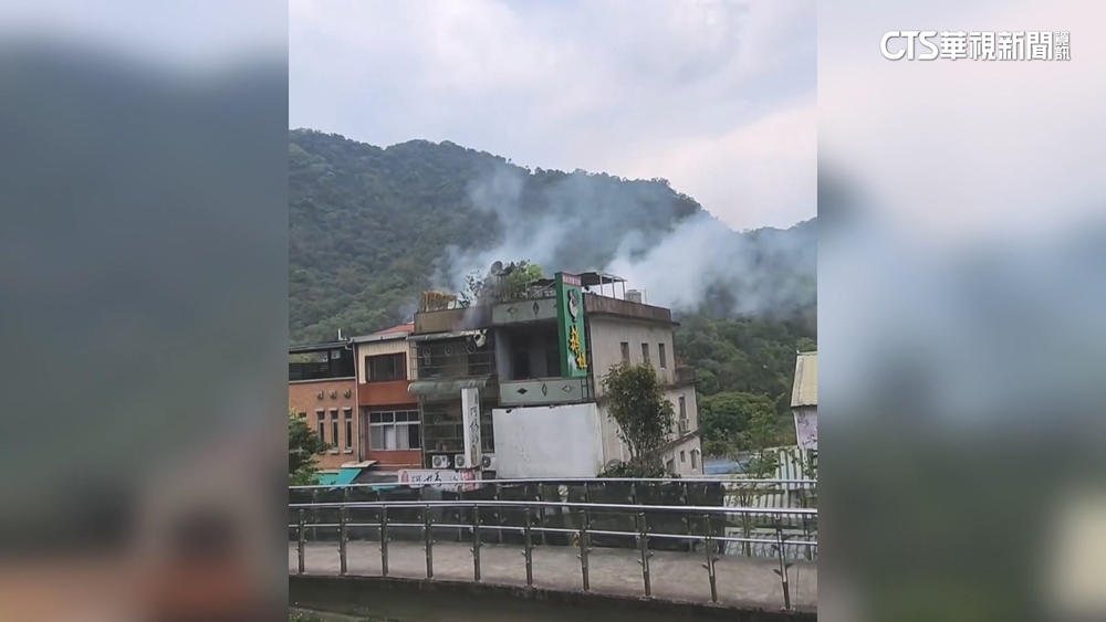 內灣老街「酸梅湯店」火警！　疑倉庫起火　波及鄰宅