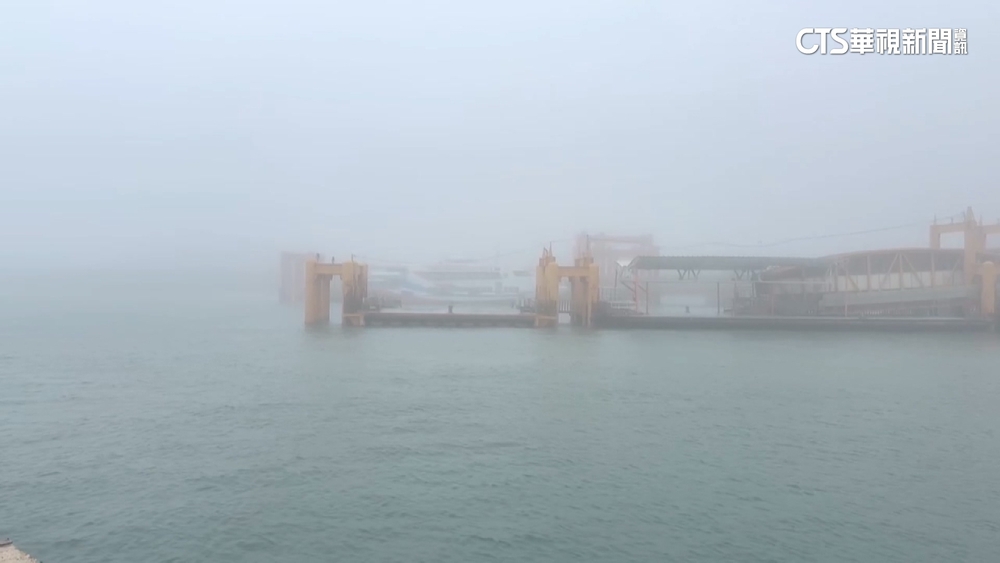 霧鎖金門！　海域能見度差　小三通停航　民眾苦等