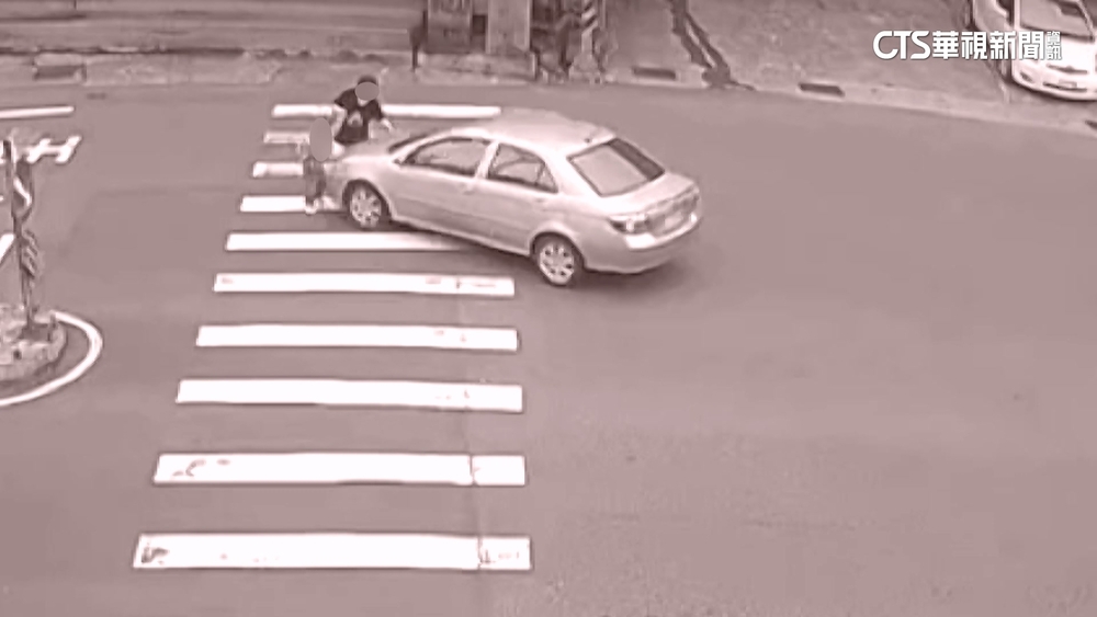 又見行人地獄！轎車左轉「未減速」　祖孫返家挨撞