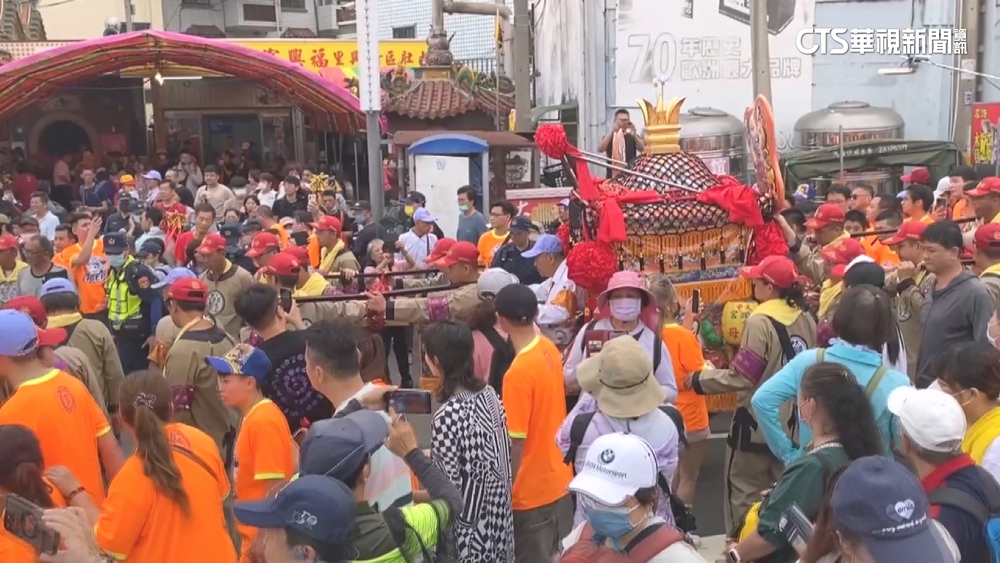 大甲媽回鑾抵台中　3代點心站.50名越配迎駕