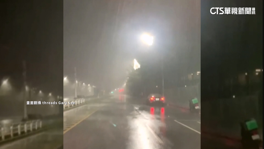 鋒面暴雨！　淡水路樹倒塌橫躺　駕駛閃避慢速行駛